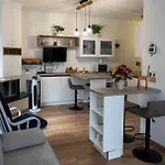La Casa Degli Sbilfs - Wi-fi, Netflix E Garage Box , A 2 Minuti Dal Monte Zoncolan * 拉瓦斯克莱托